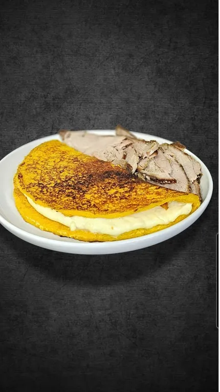 Cachapa con Queso y Pernil Rebanado